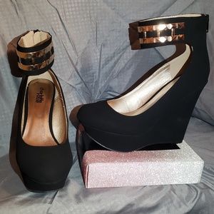 Black wedges